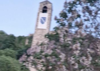 Čapljina osudila postavljanje zastave s ljiljanima na Počitelju: “Nedopustiva politizacija nacionalnog spomenika”