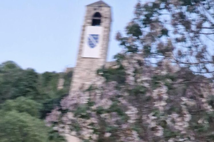 Čapljina osudila postavljanje zastave s ljiljanima na Počitelju: “Nedopustiva politizacija nacionalnog spomenika”