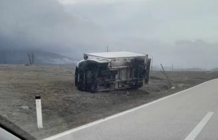 Jak vjetar kod Livna prevrnuo kamion, zatvorena dionica M-6.1