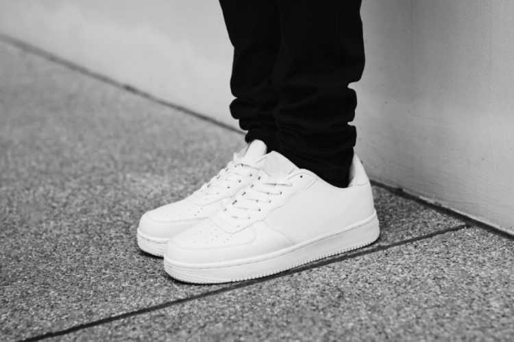 Postoji način da stare bijele tenisice budu kao nove: Sastojak od svega 1.20 eura