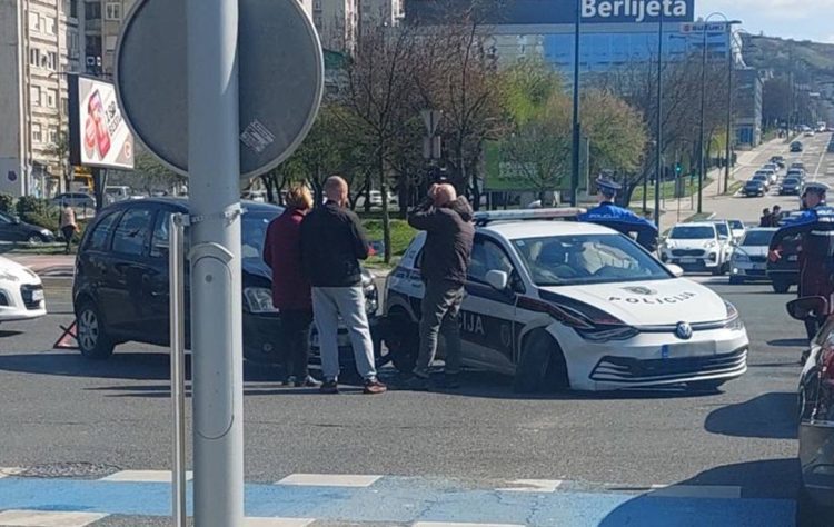 Prometna nezgoda u Sarajevu, sudjelovalo i policijsko vozilo