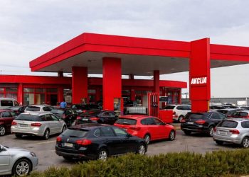 Gorivo u Širokom Brijegu danas po 2 KM: Kolone auta blokirale benzinsku crpku