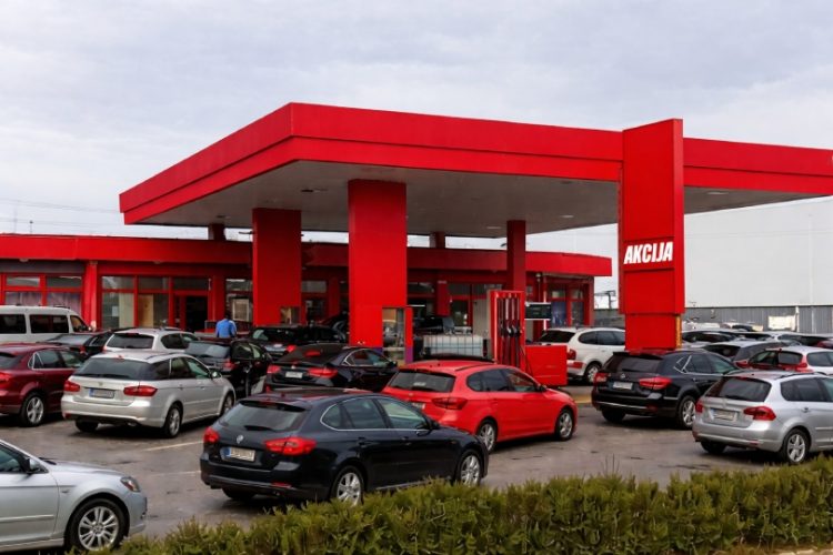 Gorivo u Širokom Brijegu danas po 2 KM: Kolone auta blokirale benzinsku crpku