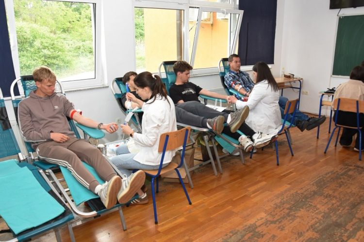 Srednjoškolci u Čitluku darovali 26 doza krvi