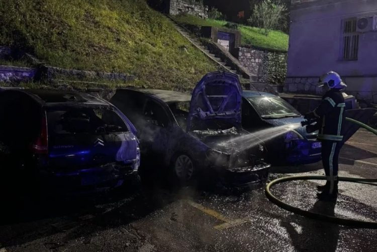 Uhićena osoba zbog paljevine sedam automobila u Mostaru