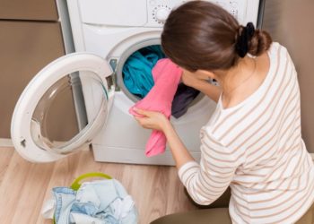 Žena pokazala kako se najjednostavnije čisti filtar od perilice rublja