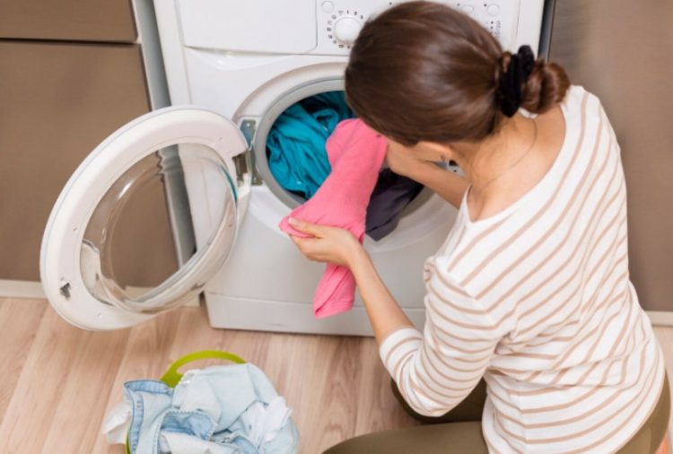 Žena pokazala kako se najjednostavnije čisti filtar od perilice rublja