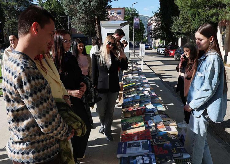 Festival znanosti: Na dar studentima i prolaznicima kroz Kampus SUM-a više od 500 knjiga