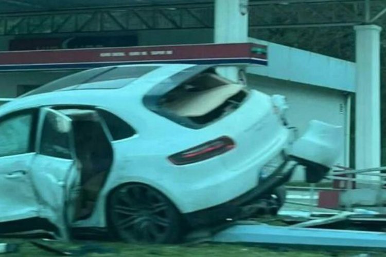 BiH: Autom “uletio” na benzinsku crpku i “oborio” cijene goriva