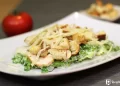 Domaća Cezar salata s piletinom i hrskavim krutonima
