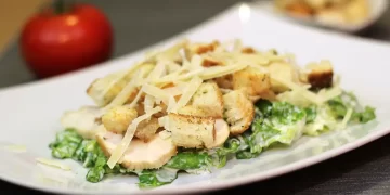 Domaća Cezar salata s piletinom i hrskavim krutonima