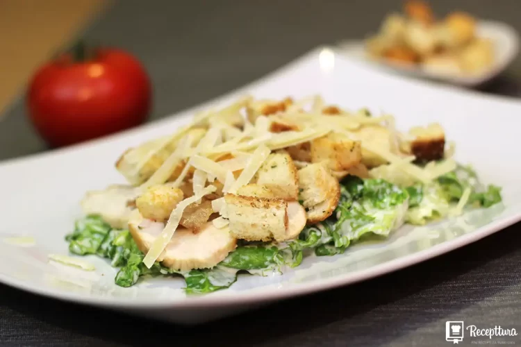Domaća Cezar salata s piletinom i hrskavim krutonima