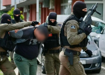 (VIDEO) Pogledajte upad specijalaca: Jedan od vođa Balkanskog kartela ‘pao’ u krevetu