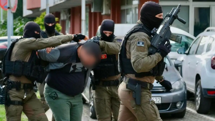 (VIDEO) Pogledajte upad specijalaca: Jedan od vođa Balkanskog kartela ‘pao’ u krevetu