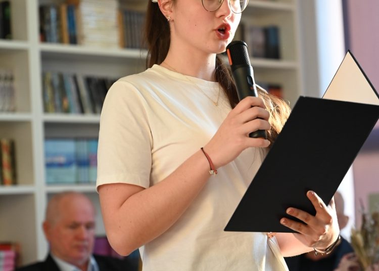 U Grudama predstavljena zbirka „Pred našom kućom jabuka“ autora Mije Tokića 