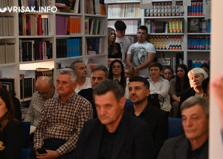 U Grudama predstavljena zbirka „Pred našom kućom jabuka“ autora Mije Tokića 