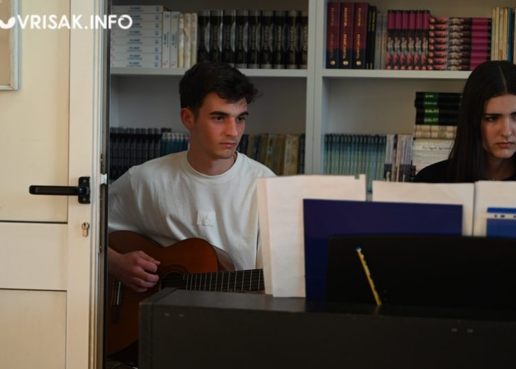 U Grudama predstavljena zbirka „Pred našom kućom jabuka“ autora Mije Tokića 