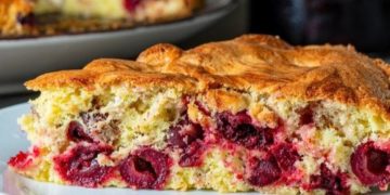 Brzi biskvit s višnjama iz kompota: Jednostavan i sočan kolač za svaku priliku