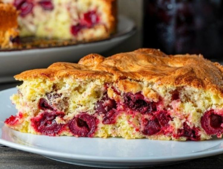 Brzi biskvit s višnjama iz kompota: Jednostavan i sočan kolač za svaku priliku