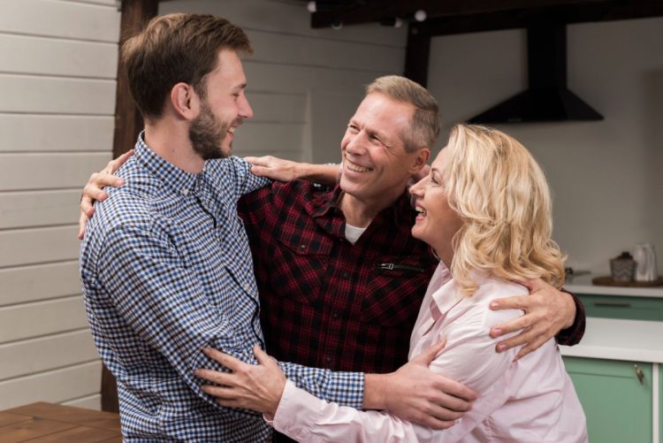 Roditeljstvo ne prestaje: Rečenice koje odrasloj djeci znače više od zagrljaja