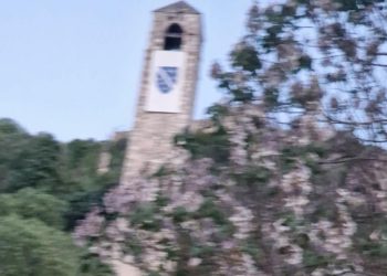 Oglasili se iz Grada Čapljina: Na sahat-kulu u Počitelju postavljena zastava s ljiljanima