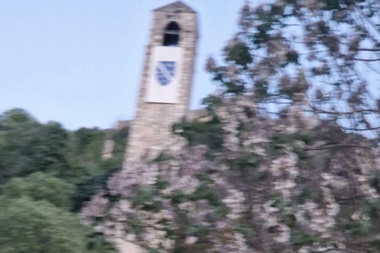 Oglasili se iz Grada Čapljina: Na sahat-kulu u Počitelju postavljena zastava s ljiljanima