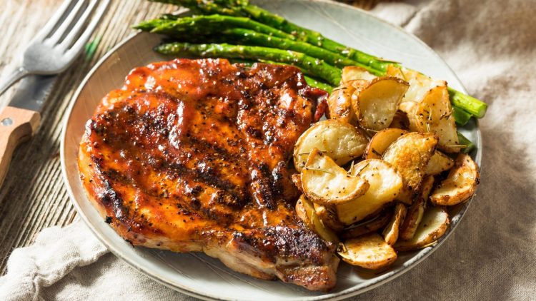 Ovo je najbolji način za pripremu svinjskih kotleta, a nije u tavi ili pećnici