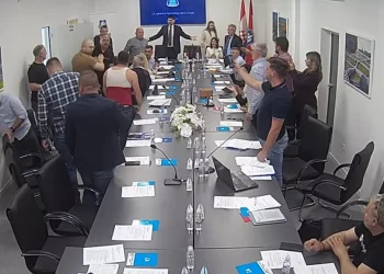(VIDEO) Kaos u Grudama: Naguravanje na ulazu, Bandić ostao bez majice