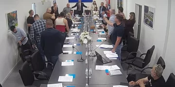 (VIDEO) Kaos u Grudama: Naguravanje na ulazu, Bandić ostao bez majice