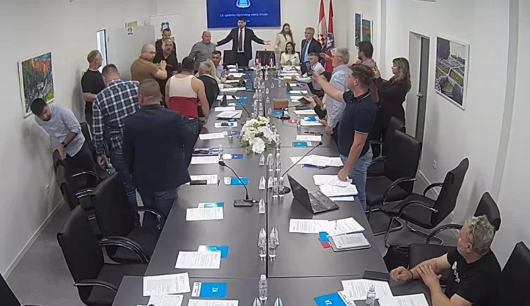 (VIDEO) Kaos u Grudama: Naguravanje na ulazu, Bandić ostao bez majice