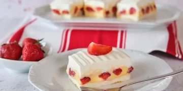 Kremasti kolač s jagodama koji osvaja na prvi zalogaj