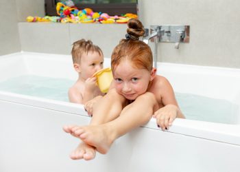 Jedni djecu kupaju svaki dan, drugi jednom tjedno: Evo tko je u pravu?