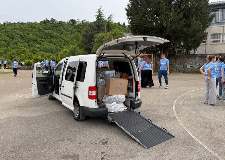 Maturanti SSŠ Široki Brijeg zajedničkim snagama kupili automobil obitelji u potrebi