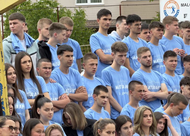 Maturanti SSŠ Široki Brijeg zajedničkim snagama kupili automobil obitelji u potrebi