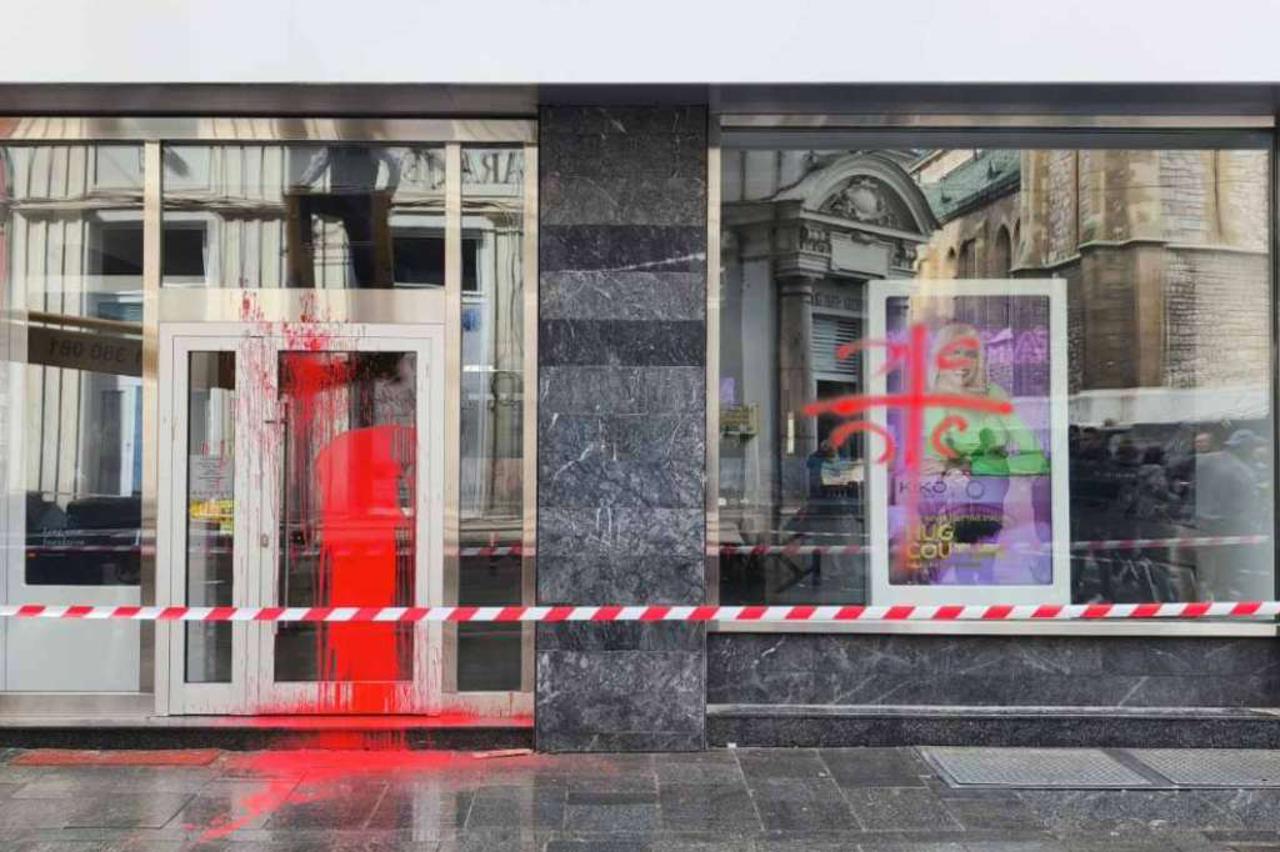 Sarajevo: Nepoznati počinitelji farbom oštetili trgovine i ispisali simbol „4S“ Sarajevo: Nepoznati počinitelji farbom oštetili trgovine i ispisali simbol „4S“