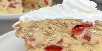 Najbrža torta s jagodama gotova za 20 minuta i bez previše posuđa