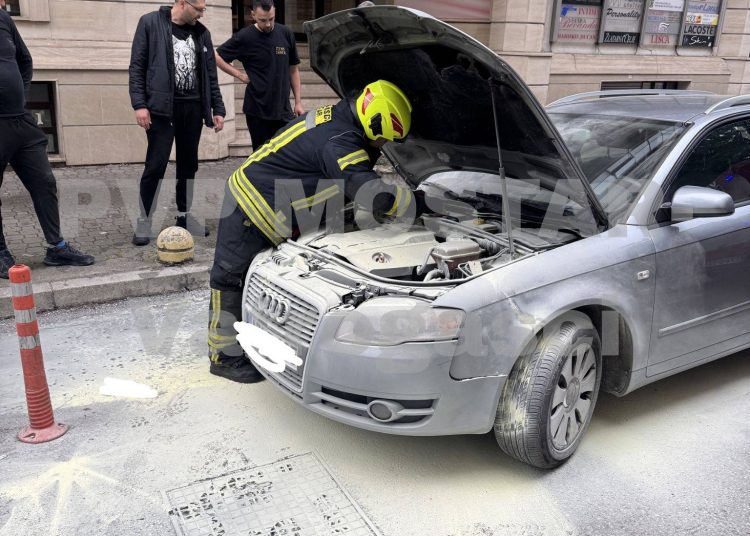 Zapalio se Audi ispred tržnog centra u Mostaru