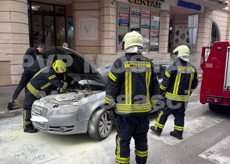 Zapalio se Audi ispred tržnog centra u Mostaru
