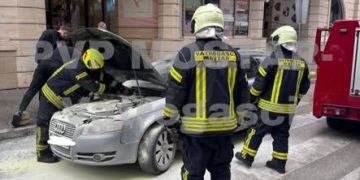 Zapalio se Audi ispred tržnog centra u Mostaru