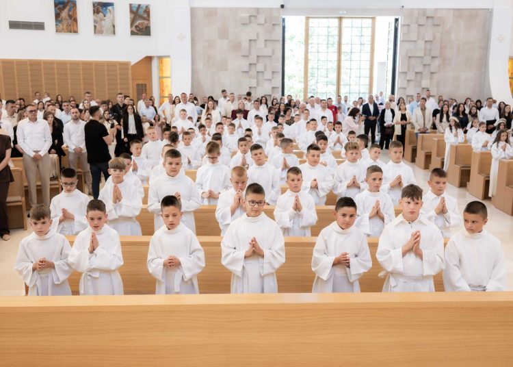 Na blagdan Duhova u Župi Posušje 123 djece primilo Prvu svetu pričest