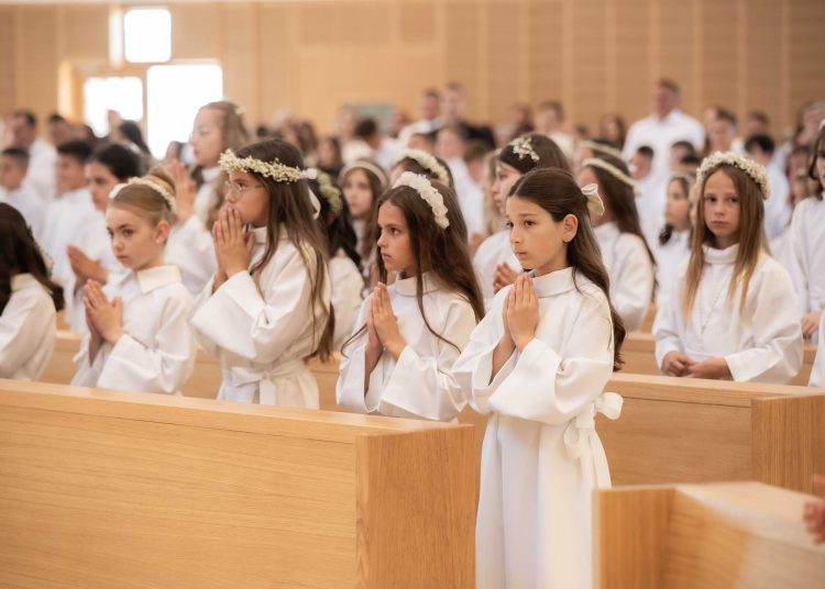 Na blagdan Duhova u Župi Posušje 123 djece primilo Prvu svetu pričest