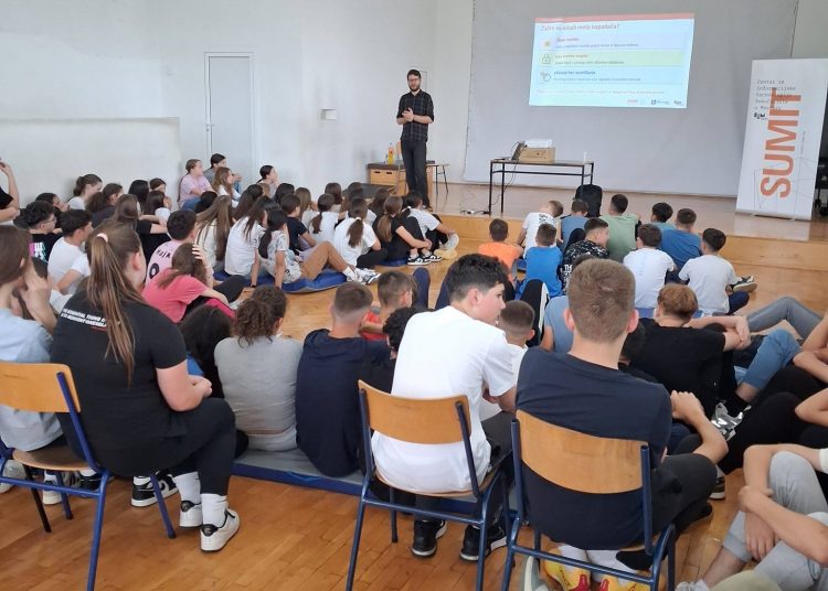 „Sigurnost u svakom kliku“: Učenici OŠ Kočerin učili o opasnostima interneta