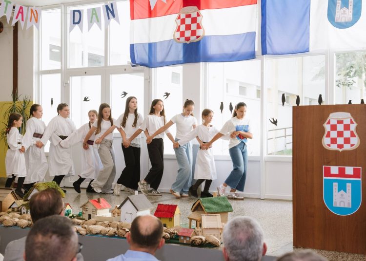 Dan škole u Biogracima obilježen svečanim programom i dodjelom priznanja