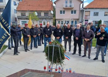 Sjećanje na heroje u Tomislavgradu: Bivši tenkisti zapalili svijeće i položili vijence