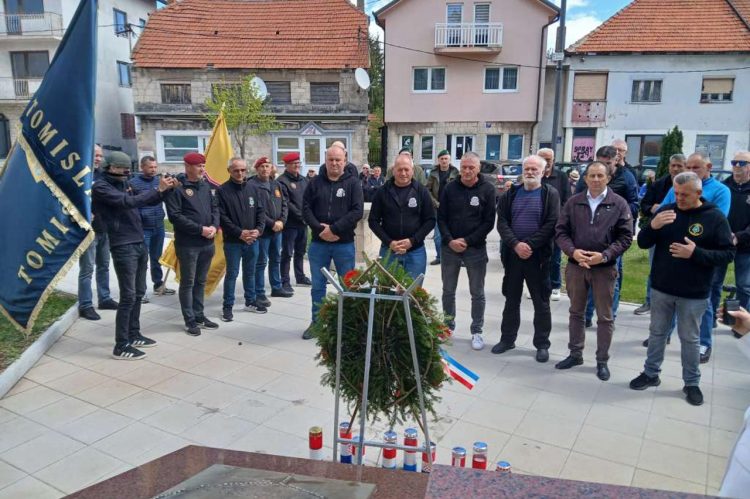Sjećanje na heroje u Tomislavgradu: Bivši tenkisti zapalili svijeće i položili vijence