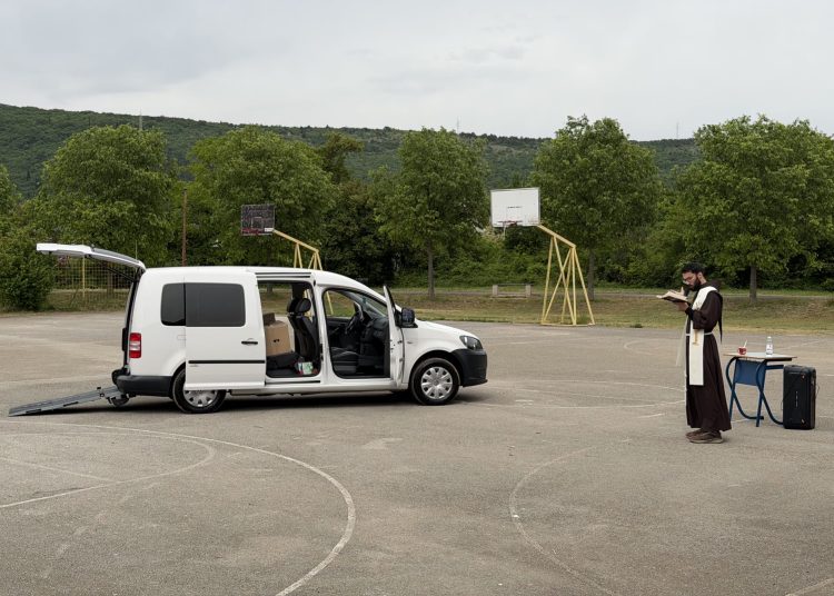 Maturanti SSŠ Široki Brijeg zajedničkim snagama kupili automobil obitelji u potrebi