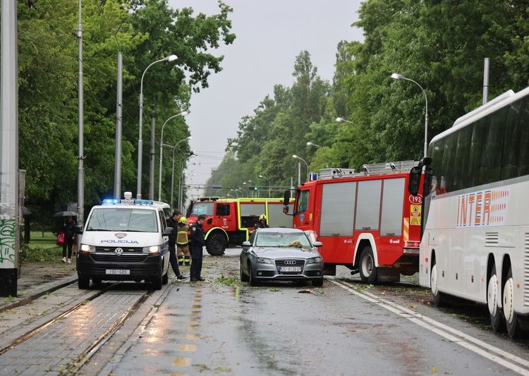 Nevrijeme poharalo Zagreb, padala stabla, ima ozlijeđenih