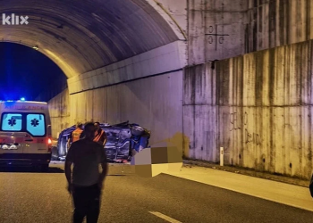 Teška nesreća u BiH: Automobil pao s nadvožnjaka na autocestu