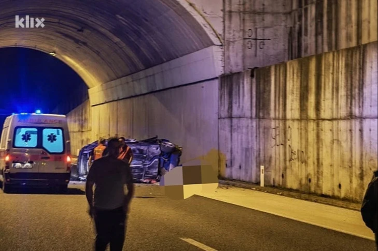 Teška nesreća u BiH: Automobil pao s nadvožnjaka na autocestu