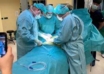 Predivna priča iz SKB-a Mostar: U prvoj transplantaciji bubrega otac spasio život sinu